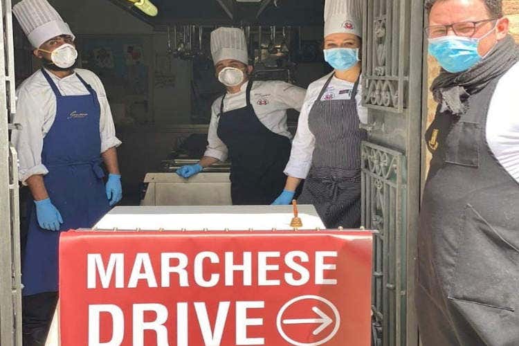 Lo staff del Relais di Fabriaano -Al Marchese del Grillo consegne in auto in stile Usa