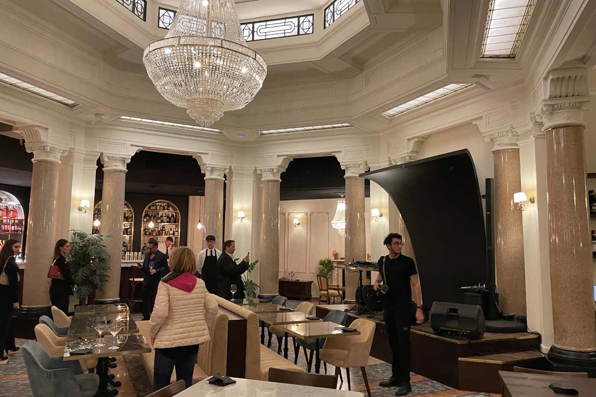 Marmo e lampadari di cristallo protagonisti da Il Marchese  Tendenza romana nella città della moda: “Il Marchese” è sbarcato a Milano