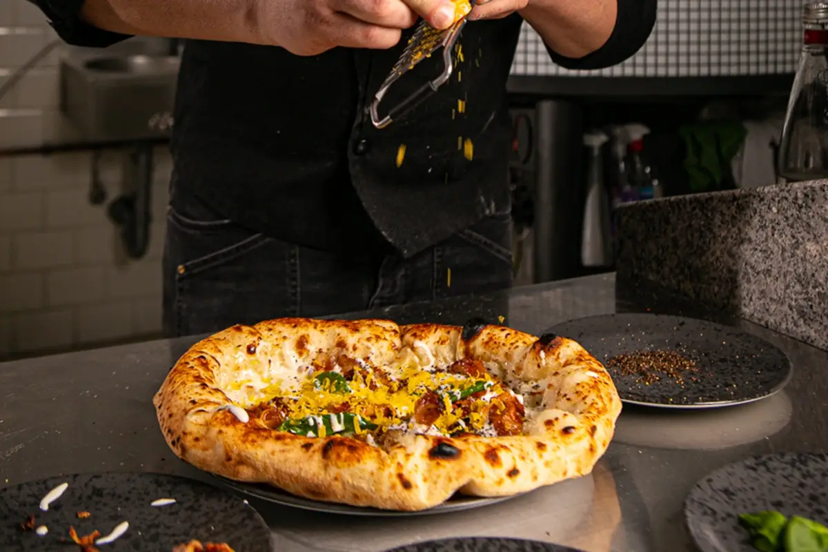 Il segreto di Quintili &egrave; l'idratazione oltre alla miscela segreta di farine e alle 24 ore di lievitazione. Foto: Alberto Blasetti Dove mangiare la pizza a Roma? Ecco cinque indirizzi da segnarsi