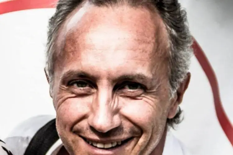 Trastevere, incidente per Marco Travaglio: finisce con la Smart sui tavolini di un ristorante