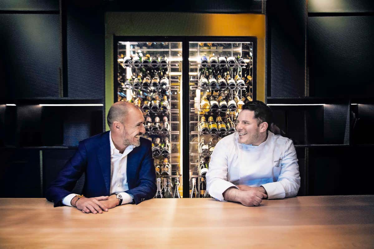 Bernardo insieme a Salvatore Madonna L'Hotel Byron ha un nuovo cuoco: sbarca in Versilia Marco Bernardo Bernardo insieme a Salvatore Madonna L'Hotel Byron ha un nuovo cuoco: sbarca in Versilia Marco Bernardo