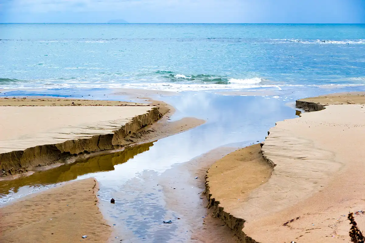 Le spiagge rischieranno di restare vuote e senza stranieri.... Da Cagliari a Rimini ognuno per s&egrave; Per l'estate siamo al fai da te