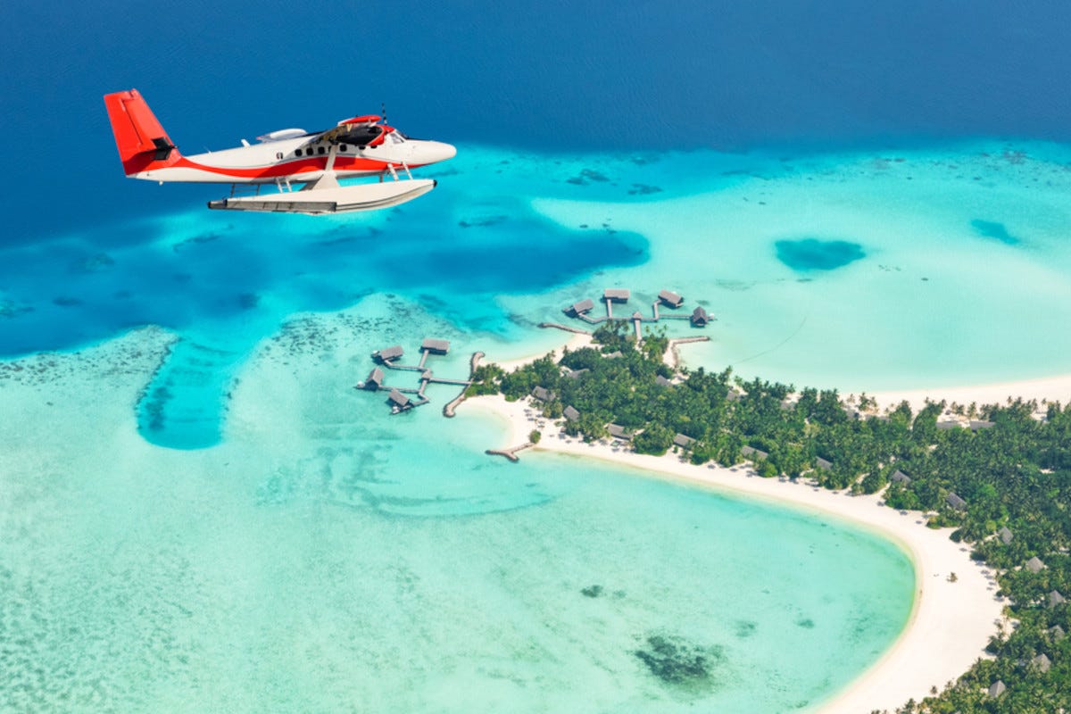 L'idrovolante sorvola l'Atollo di Baa alle Maldive Spiagge tropicali e mare cristallino 4 proposte per un inverno al caldo