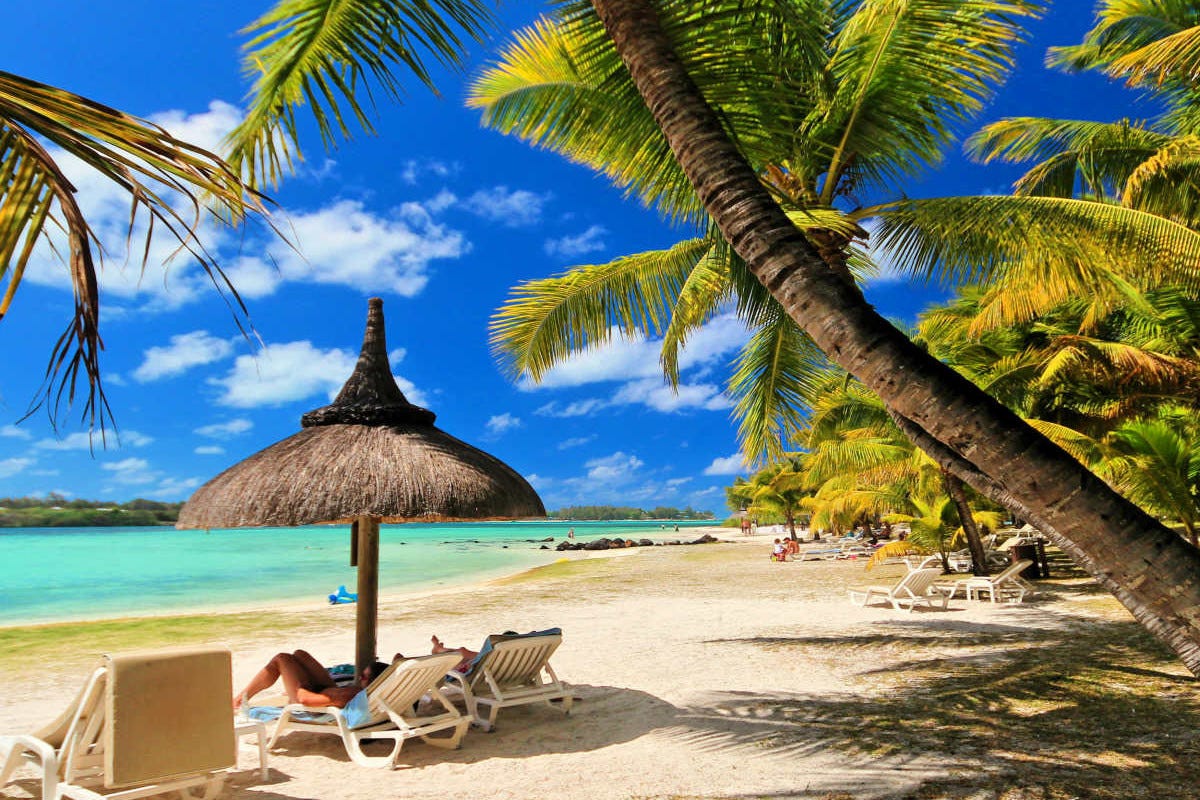 Sdraio e lettini su una spiaggia delle Mauritius Spiagge tropicali e mare cristallino 4 proposte per un inverno al caldo