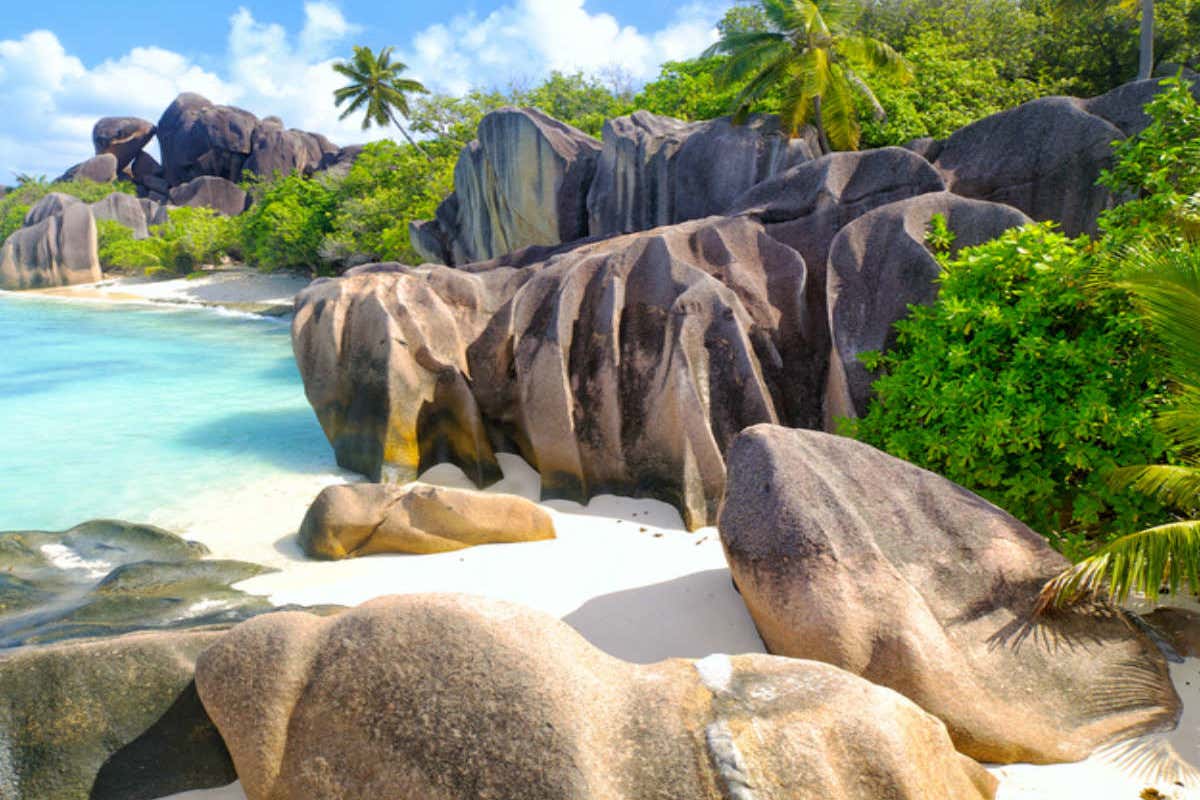 Paesaggio marittimo sull‘isola di Praslin alle Seychelles Paesaggio marittimo sull'isola di Praslin alle Scheychelles Spiagge tropicali e mare cristallino 4 proposte per un inverno al caldo