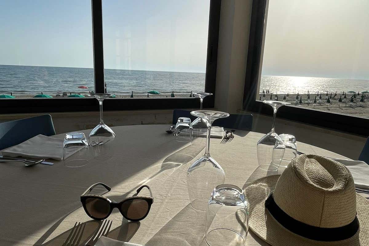 Le vetrate con vista mare del Marea&nbsp; Marea sul lungomare di Torvaianica dal pesce all'amatriciana
