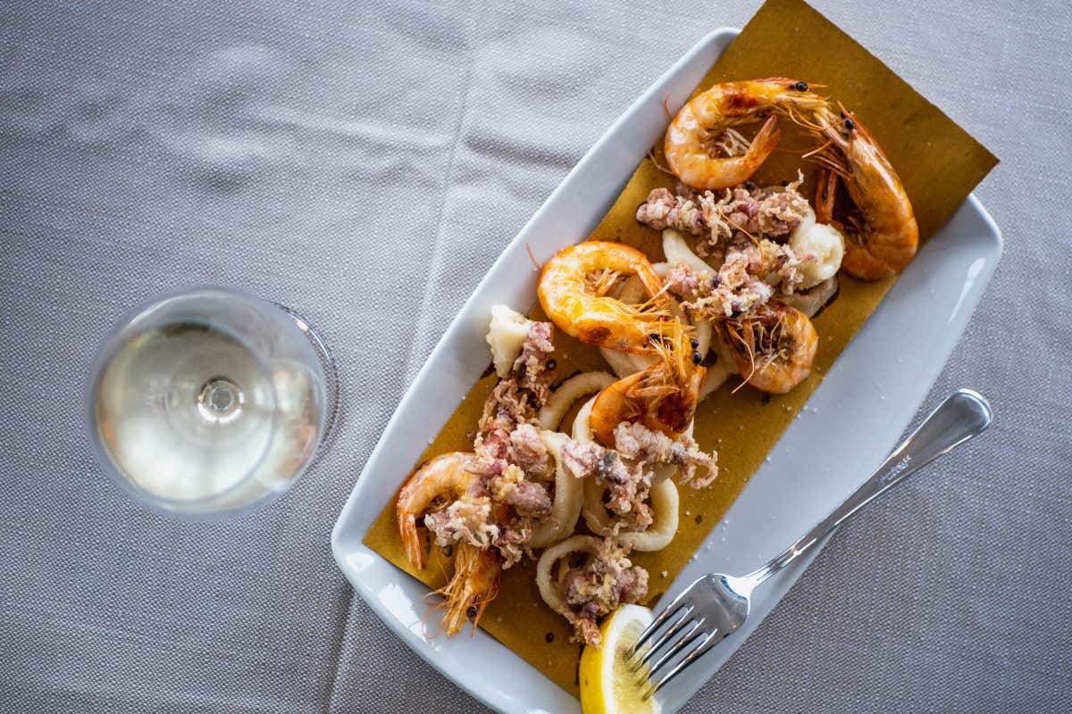 Il fritto del Marea Marea sul lungomare di Torvaianica dal pesce all'amatriciana
