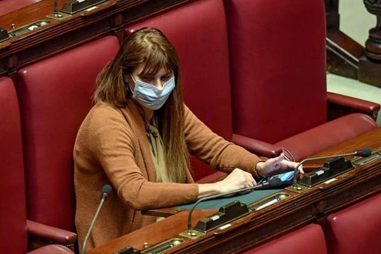 L'on. Maria Teresa Baldini con la mascherina a Montecitorio - Decameron, la lezione di Boccaccio Quando la ragione vince il terrore