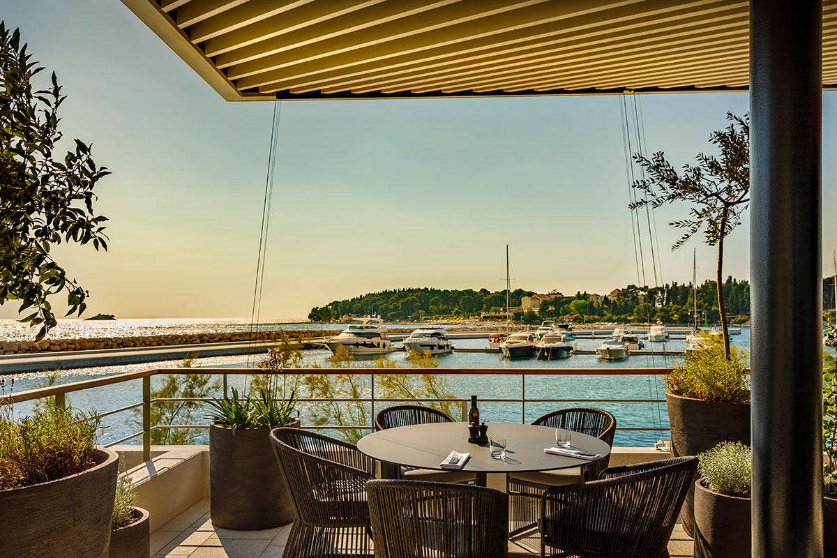La vista dalla terrazza del ristorante Agli Amici Rovigno Da Udine a Rovigno, Agli Amici trasloca in Istria per l'estate