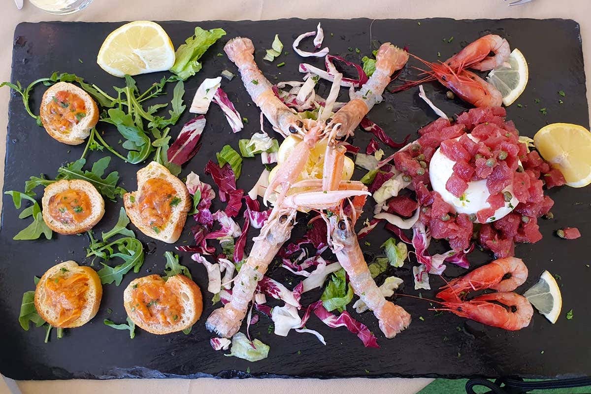 Il ristorante a Gallipoli che sceglie il pesce quando è ancora in mare