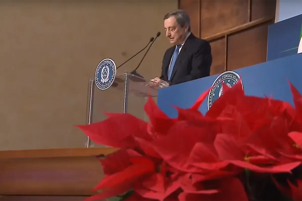 Mario Draghi durante la conferenza stampa di fine anno Draghi: &laquo;Mascherine e tamponi per difendere la normalit&agrave; raggiunta&raquo;. Domani la cabina di regia
