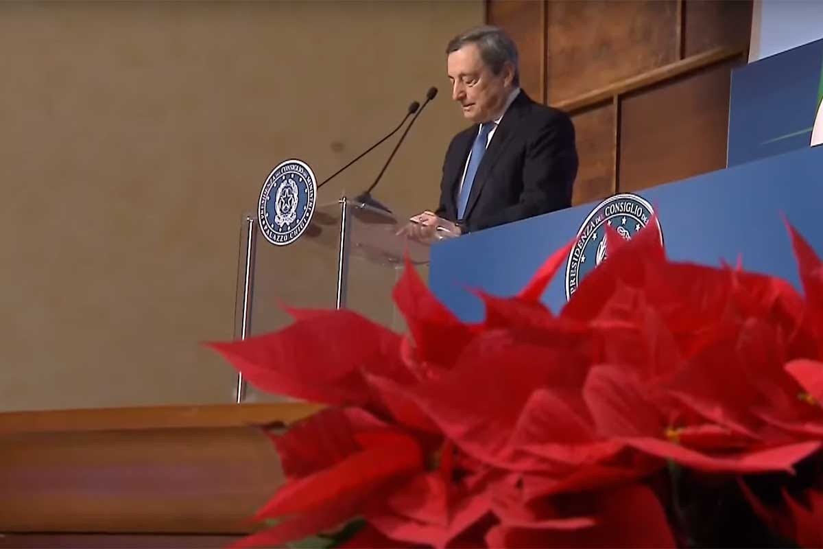 Mario Draghi durante la conferenza stampa di fine anno Draghi: «Mascherine e tamponi per difendere la normalità raggiunta». Domani la cabina di regia
