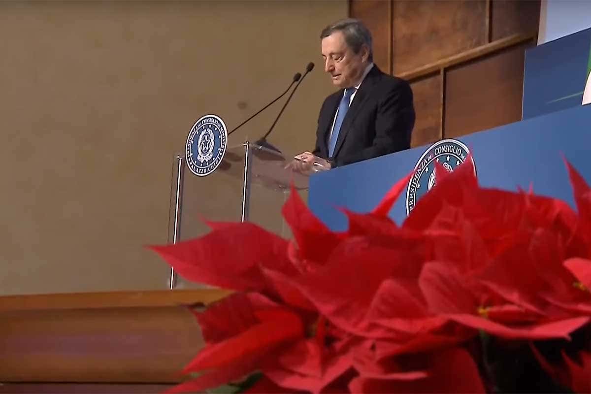 Mario Draghi durante la conferenza stampa di fine anno Draghi: «Mascherine e tamponi per difendere la normalità raggiunta». Domani la cabina di regia