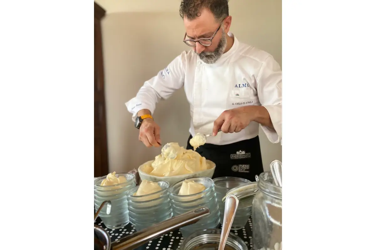 Mario Marini al lavoro&nbsp; Gelato di qualit&agrave; in albergo: 5 indirizzi da non perdere per gusti d'autore