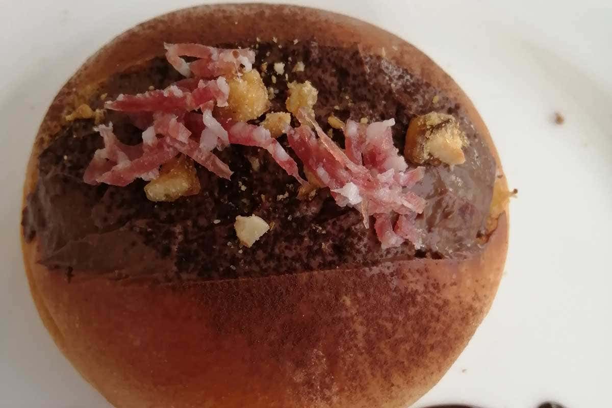 Maritozzo con crema al cioccolato e croccanti scaglie di cacciatorino Tutto il gusto del Cacciatore in un panino, il Consorzio celebra il salame Dop
