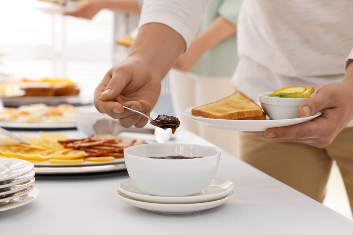 In albergo per la prima colazione è fondamentale offrire confetture e marmellate all'altezza delle aspettative dei clienti Marmellata o confettura? L'importante è che sia di qualità