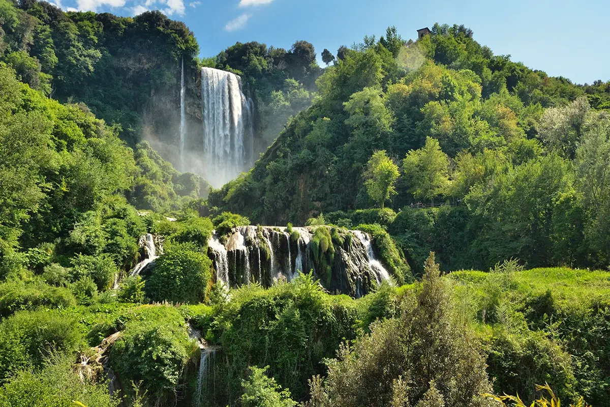 L&rsquo;area delle cascate &egrave; perfetta per chi adora le magie che il nostro territorio pu&ograve; offrirci Gita speciale per San Valentino? Le Cascate delle Marmore. Parola di influencer