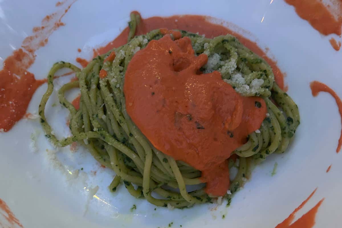 Spaghetti al pesto di basilico e menta d'acqua, patate e pecorino fresco