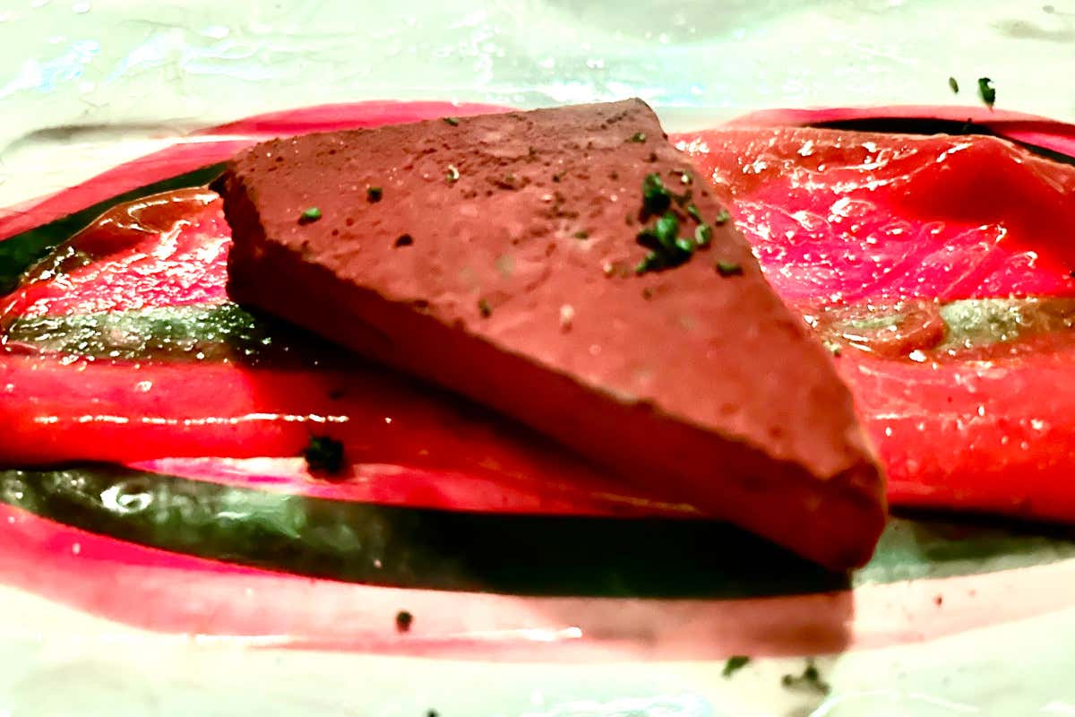 Torta fondente al cioccolato con menta d'acqua