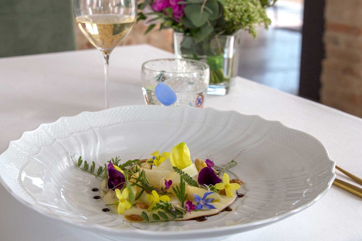 Asparago bianco cotto e crudo  Il lusso di JW Marriott Venice, cucina stellata e sport all'aria aperta