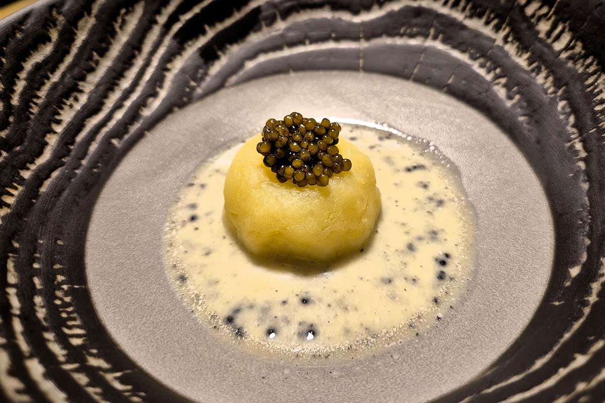 Patata di montagna con caviale affumicato Amur e beurre blanc