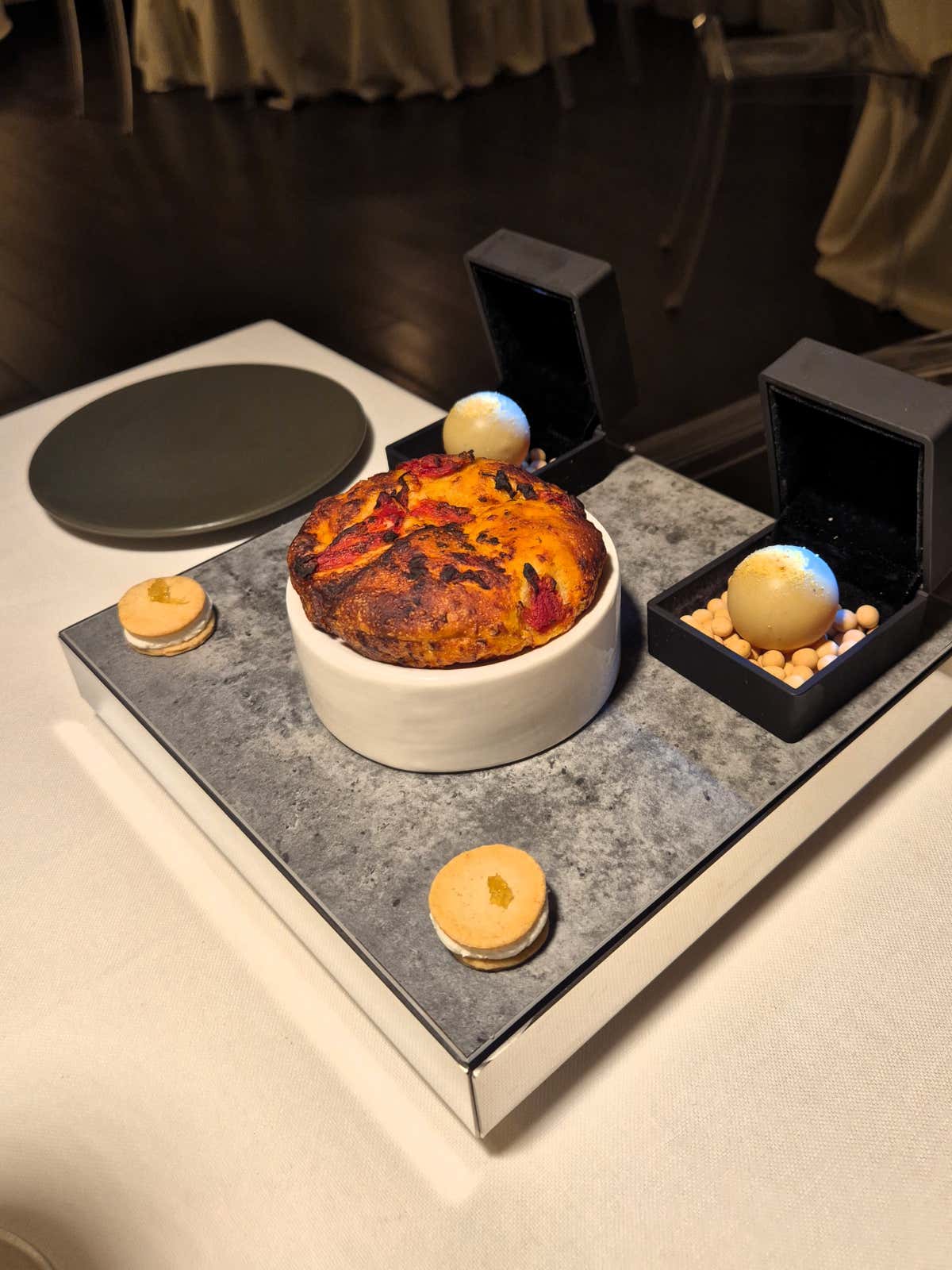 Cialde croccanti di farina di mais su mortaio di pietra lavica, tartelletta brisée con robiola e limone candito, focaccia pugliese