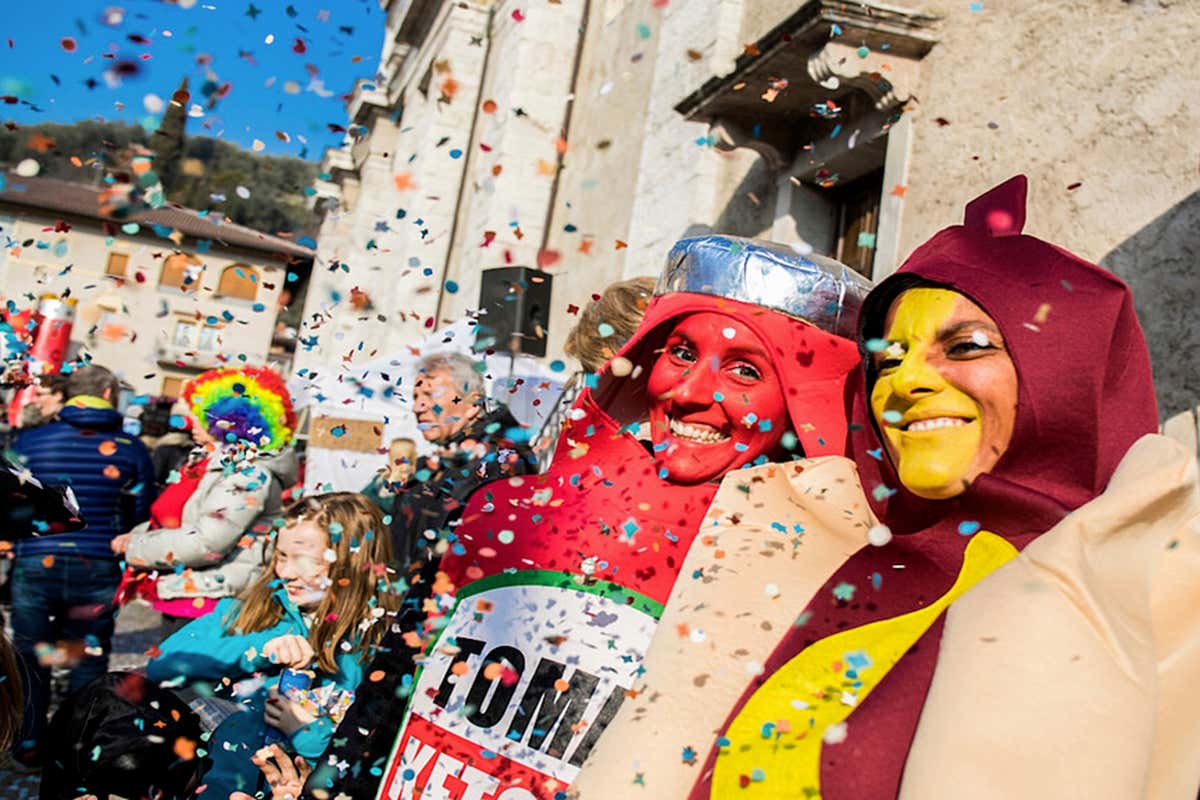 Il centro di Arco si trasforma in un palcoscenico a cielo aperto durante il Carnevale
