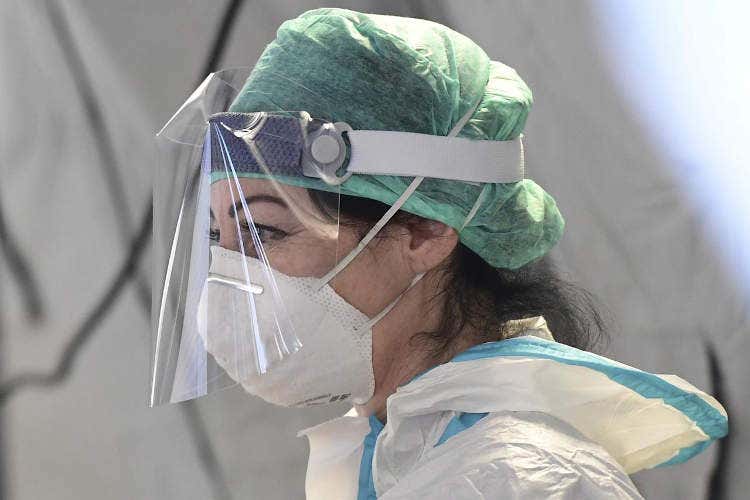 Medici e lavoratori aspettano le mascherine - Mascherine, aziende pronte ma mancano le autorizzazioni