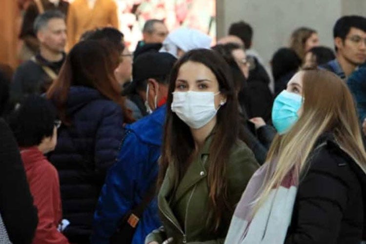 Ragazze in strada con le mascherine - Coronavirus, aggiornamenti liveIn Cina calano contagi e decessi