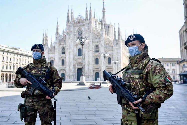 Militari con le mascherine in piazza Duomo a Milano - 300mila mascherine in Lombardia La Regione si beffa dei cittadini