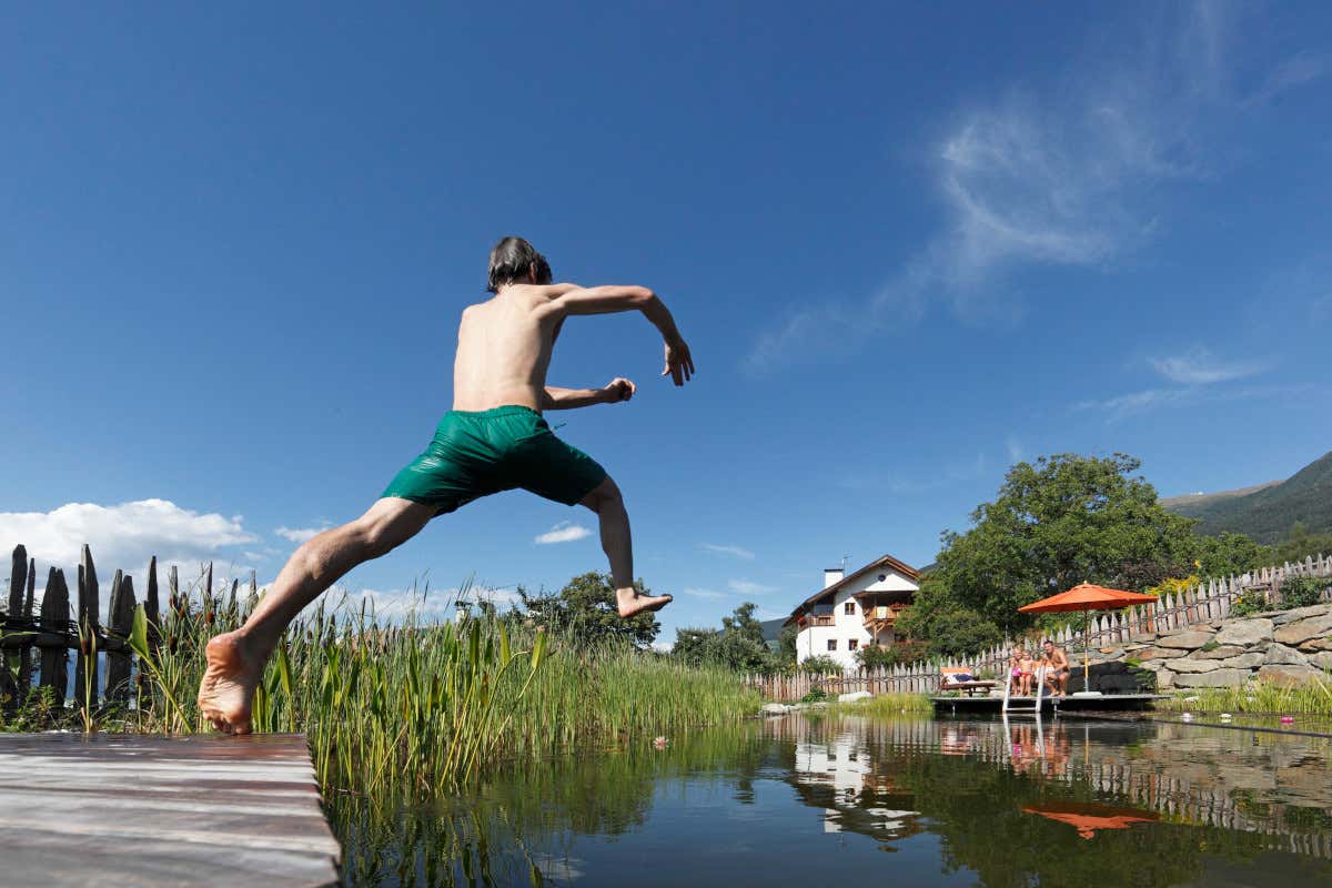 Un tuffo tra le montagne: i masi con piscina di Gallo Rosso 