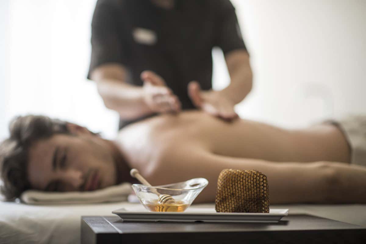 Il miele dell'Alto Adige è benefico anche per i trattamenti alla schiena - Foto Luca Meneghel Terme Merano: il bagno di vapore è al miele