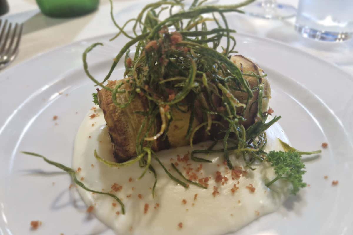 Consistenza di zucchina servita su fonduta calda di formaggio caprino e polvere di prosciutto