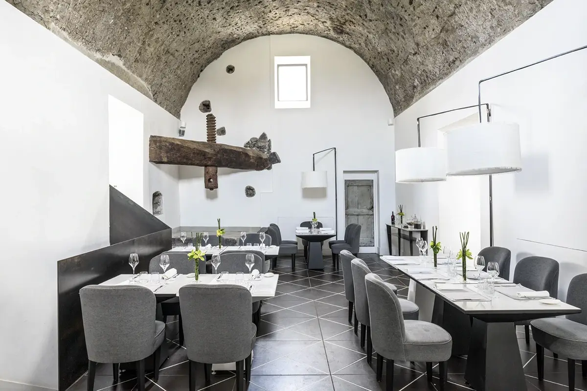 La sala del ristorante [[Giro del Golfo in otto giorni]]: ai piedi del Vesuvio