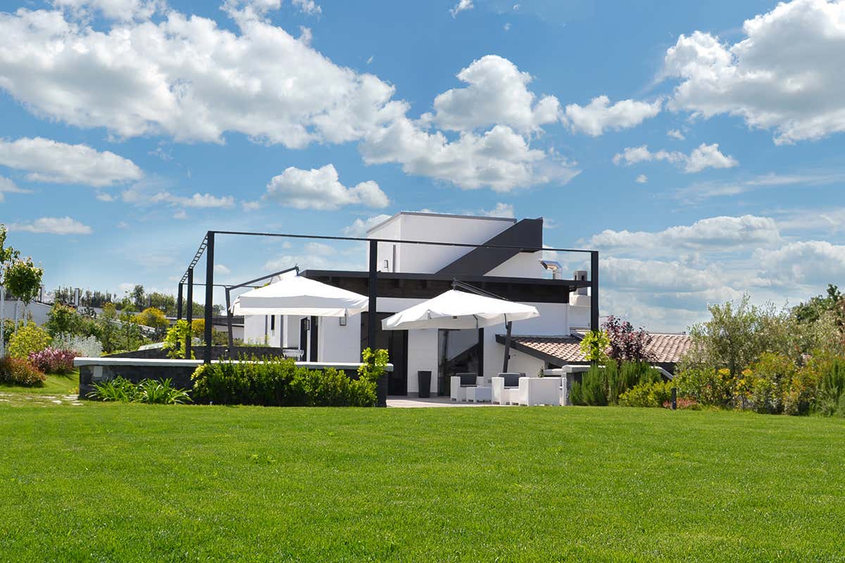 Masseria Guida è struttura di charme nata dal recupero di un antico complesso colonico di fine Ottocento [[Giro del Golfo in otto giorni]]: ai piedi del Vesuvio