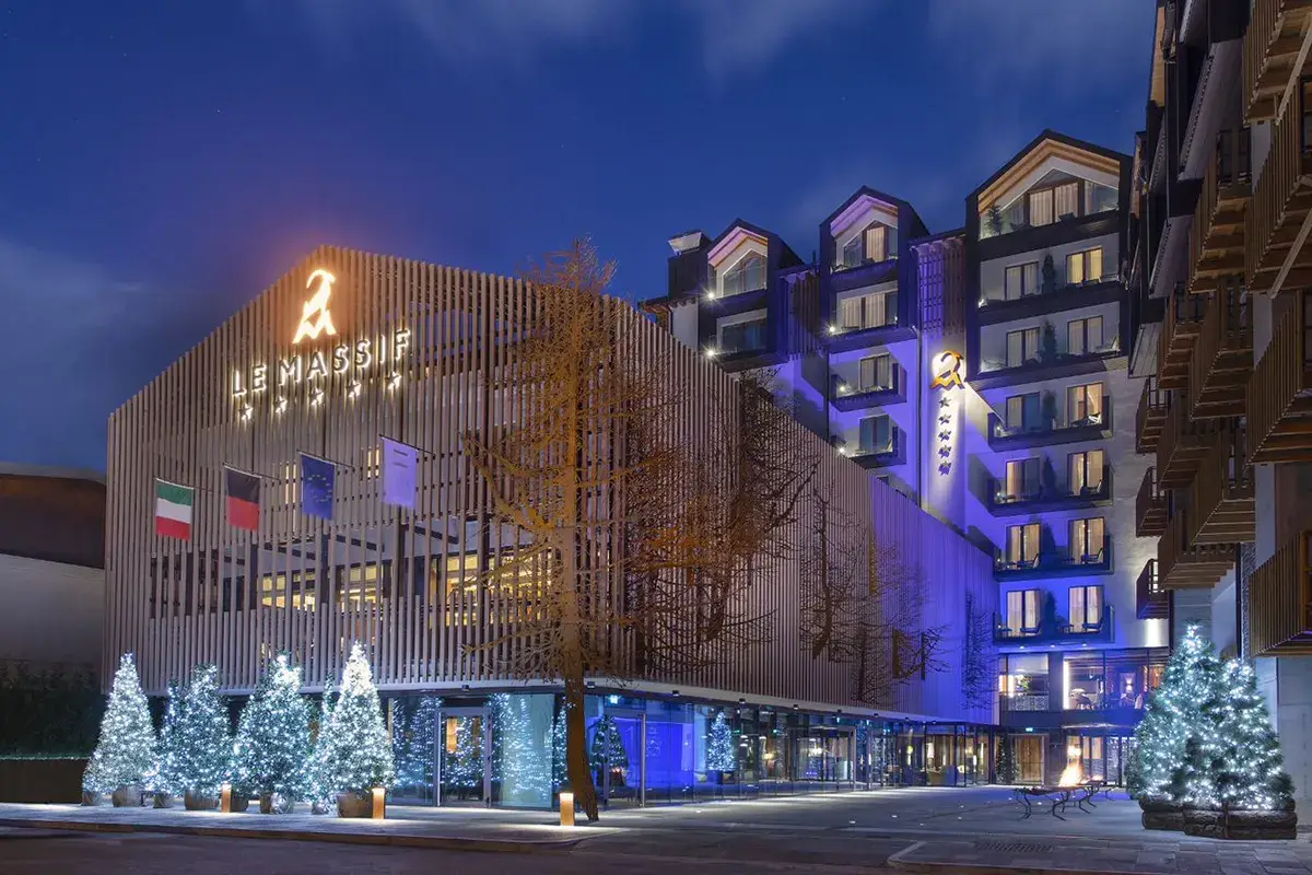 L'ingresso dell'hotel Courmayeur, Le Massif riapre con una chicca: il nuovo ristorante LM38
