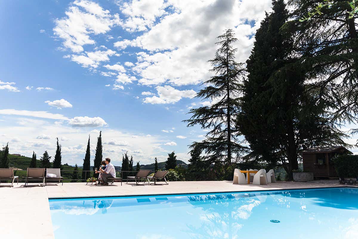 La piscina del Wine Relais Tenuta di Massimago, relax tra le vigne