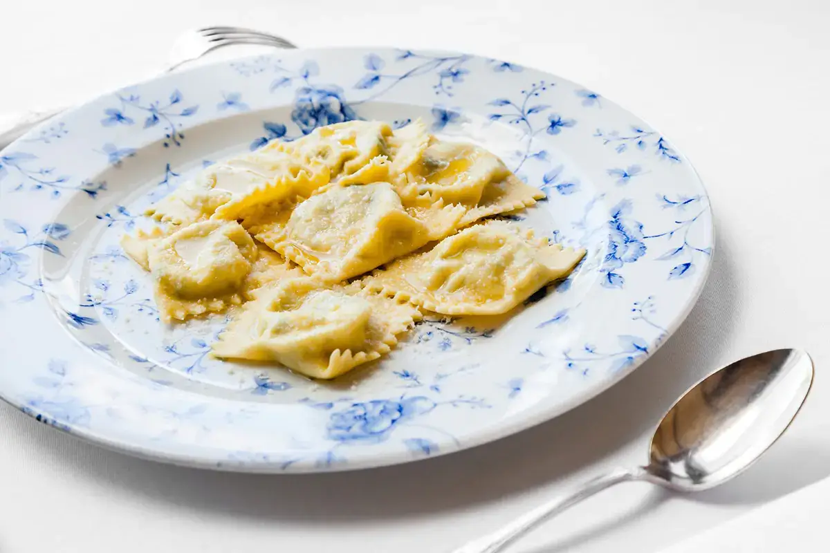 I tortelli d'erbetta alla parmigiana al doppio burro d'affioramento delle vacche rosse (Massimo Spigaroli, Antica Corte Pallavicina Relais *&nbsp; L'Italia del calcio di Mancini va sulle stelle. Ecco come la celebrano gli stellati