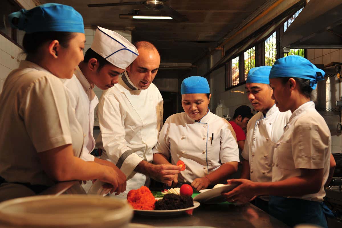 Ogni giorno, da 30 anni, Massimo Sacco fa mezz’ora di formazione ai propri dipendenti