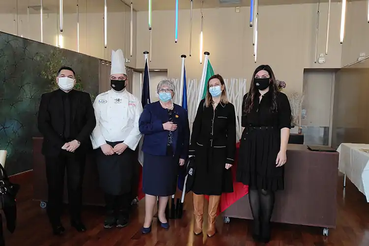 Da sinistra: Roberto Ghin, Andrea Finocchiaro, Laura Giovenco Garrone, Irene Castagnoli e Anita Minardi&nbsp; Come si cucina la pasta perfetta?I cuochi italiani lo spiegano ai francesi