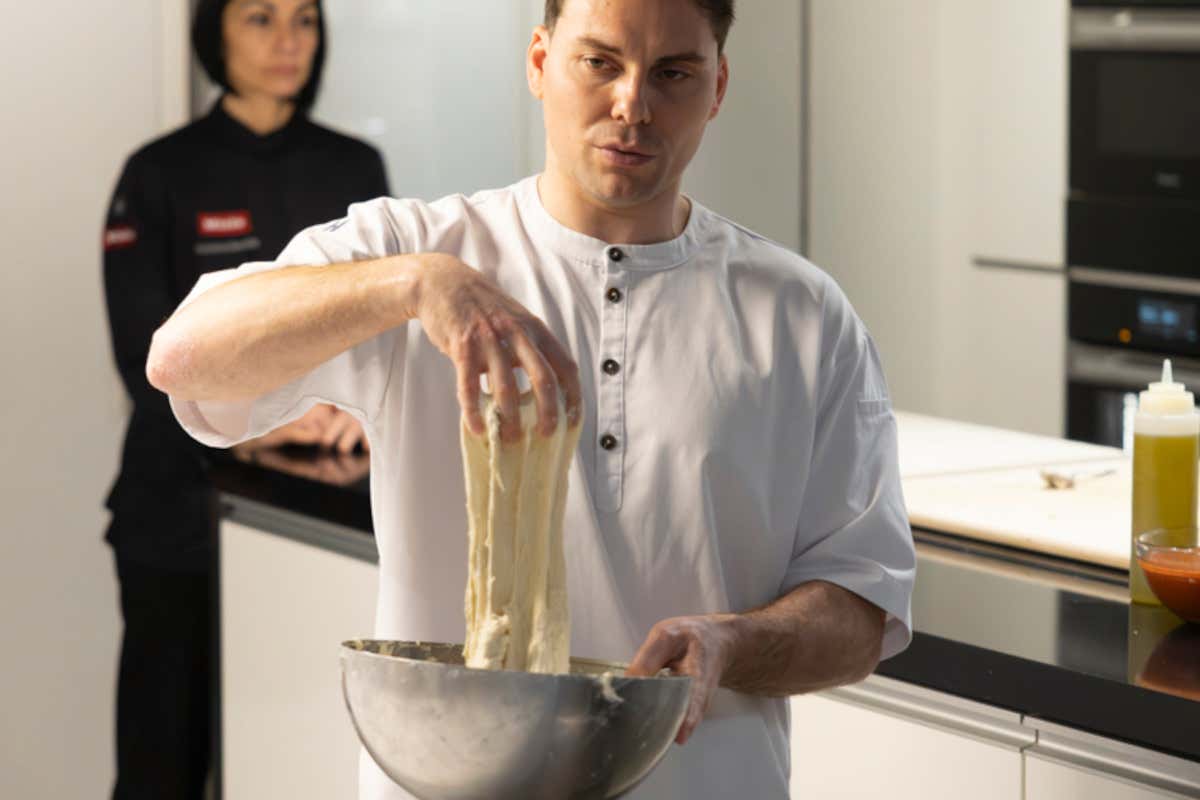 A Roma la masterclass per fare una pizza romana d’autore nel forno di casa