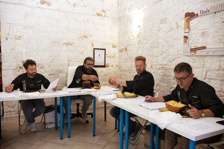 La giuria al lavoro (I finalisti di Mastro PanettoneIn gara anche un giapponese)