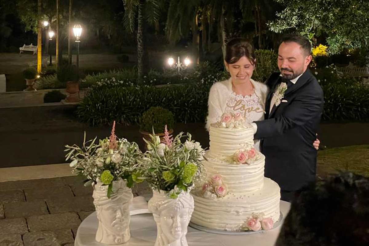 Il taglio della torta Matrimonio di gusto: Derflingher e Sorbello protagonisti di un ricevimento siciliano