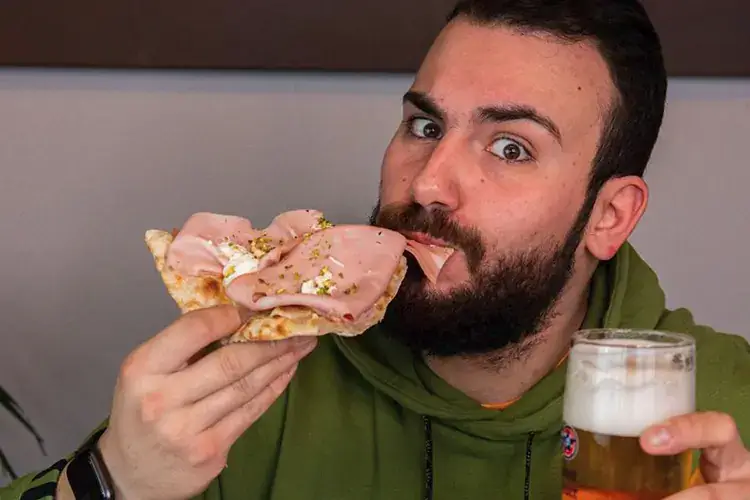 Matteo Di Cola Il viaggio culinario del food blogger Matteo Di Cola per rilanciare il fuoricasa