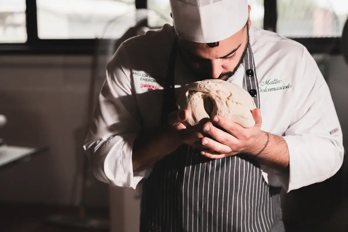 Matteo Dolcemascolo con l'impasto per il panettone fra le mani DA FINIRE - Il panettone di Matteo Dolcemascolo fra gusti classici, varianti e consigli pratici