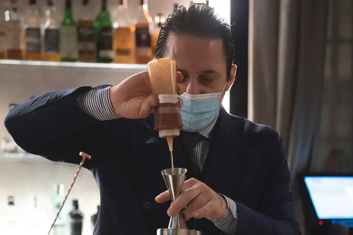 Il barman Mauro De Giosa all'opera Palazzo BN, l'ex banca diventa un tempio dell'ospitalità e della gastronomia