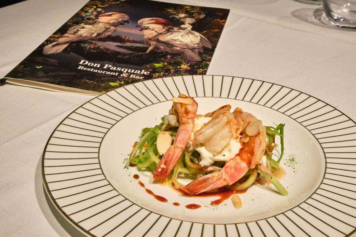 Mazzancolle arrosto, puntarelle, burrata, scaglie di mandorle A tavola come a teatro: il Don Pasquale di Roma, sensuale ed eccentrico