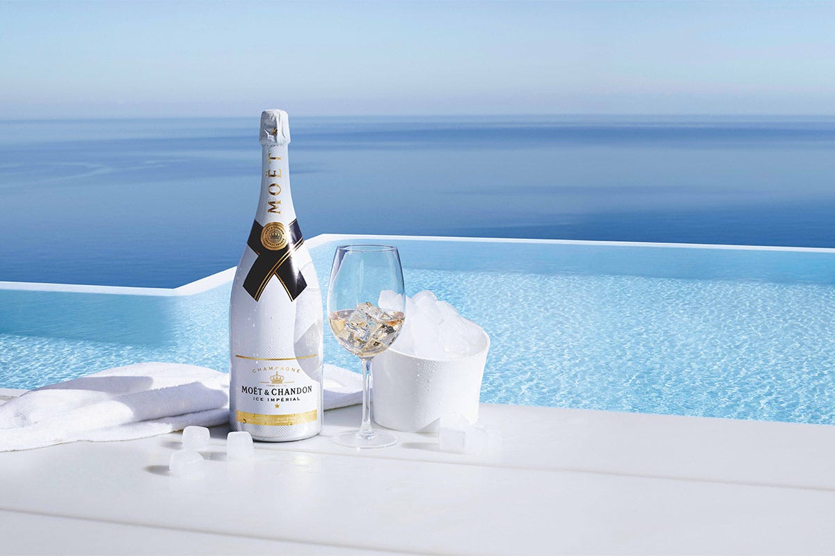 Moet Chandon Ice Imperial Champagne per brindare all’estate Abito bianco per Moët e Ruinart