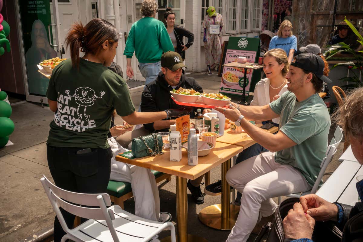 Usa, ristoranti in bilico: McDonald’s cala i prezzi mentre molti locali rischiano la chiusura