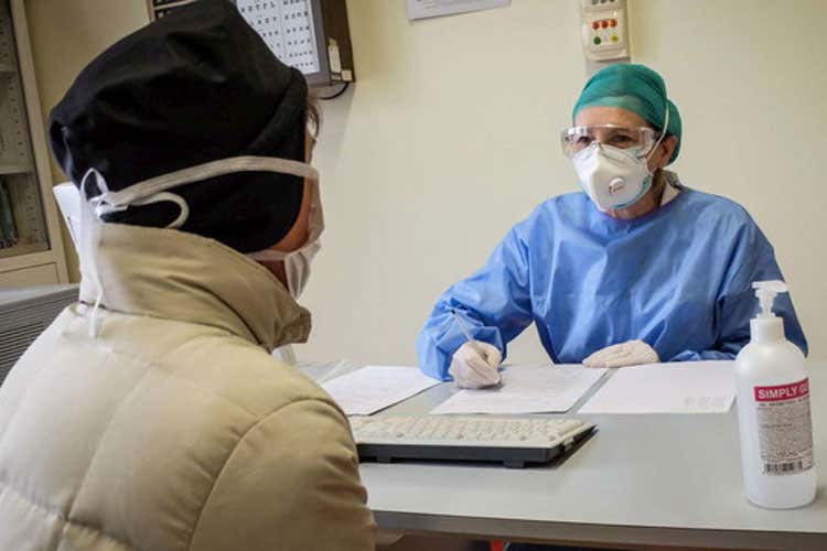 Medici al lavoro per aiutare le imprese -  Contagi, senza dolo né colpa le aziende non saranno responsabili